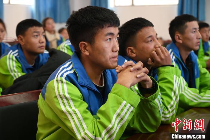 圖為學(xué)生在聆聽(tīng)授課。