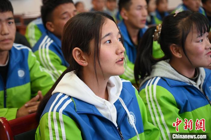 圖為學(xué)生在聆聽(tīng)授課。