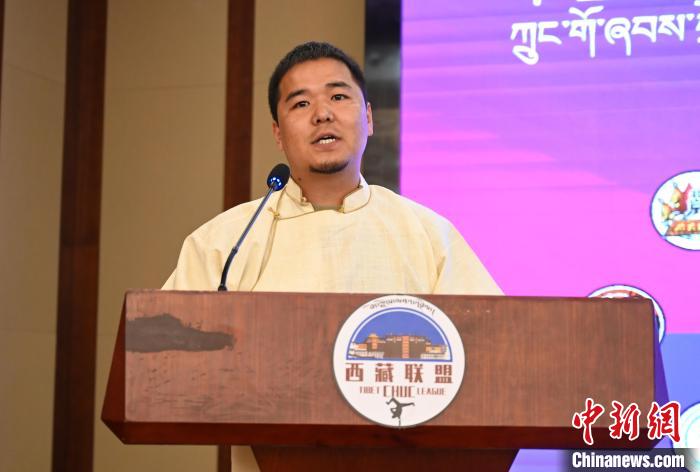 圖為西藏街舞聯盟常務副主任朗卡旺青致辭?！≮w朗 攝