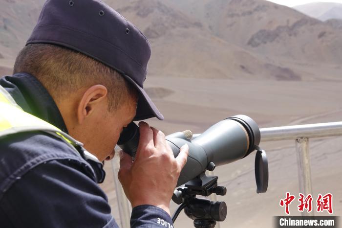 索朗曲扎用望遠(yuǎn)鏡查看邊境情況。　冉文娟 攝