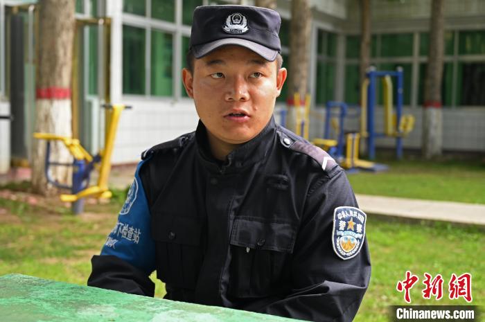 圖為邊煒接受記者采訪?！≮w朗 攝