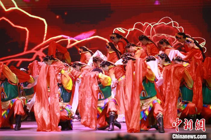 圖為農行西藏分行演出現(xiàn)場。　農行西藏分行 供圖
