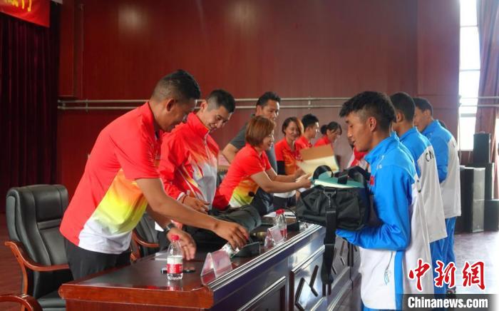 圖為世界冠軍們?yōu)槲鞑刈灾螀^(qū)體校的學(xué)生們送上暖心物資?！∪轿木?攝