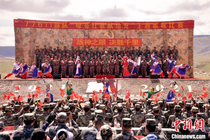 圖為主題歌詠比賽活動現(xiàn)場?！●R成鎖 　攝