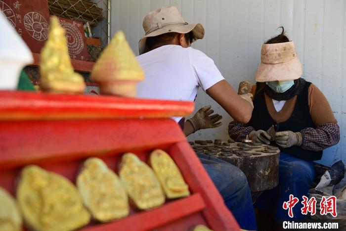 圖為6月14日，拉薩的手工藝人制作“擦擦”。 <a target='_blank' ><p  align=