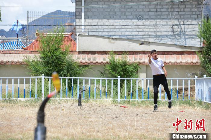 圖為西藏自治區(qū)拉薩市賽馬場內(nèi)市民在體驗“打牛角”項目?！∝暩聛硭?攝