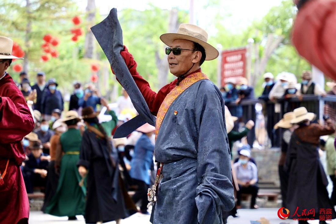 拉薩市民在宗角祿康公園跳鍋莊舞。人民網(wǎng) 次仁羅布攝