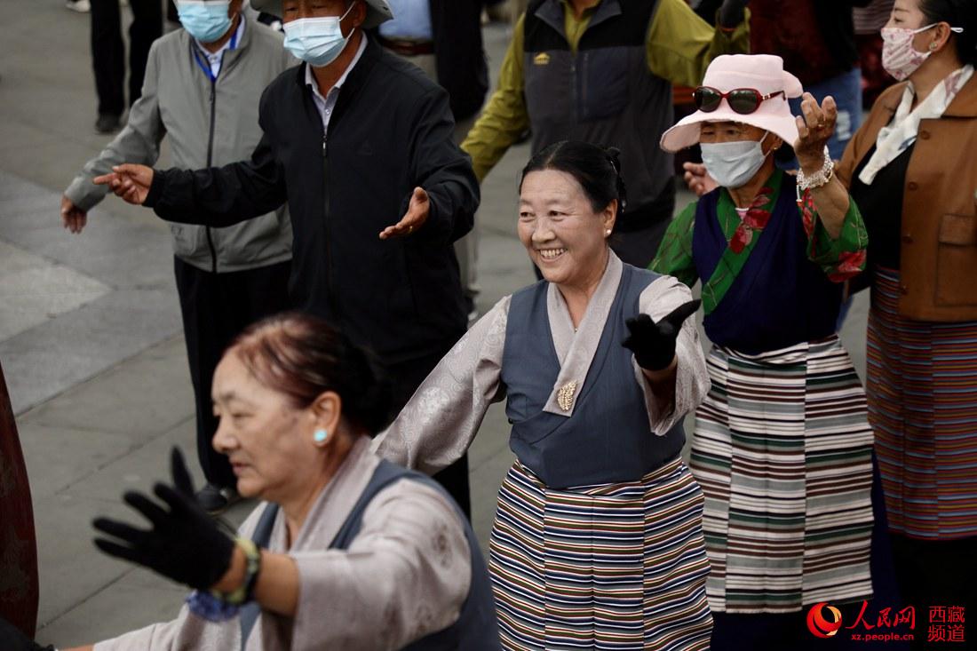 拉薩市民在宗角祿康公園跳鍋莊舞。人民網(wǎng) 次仁羅布攝