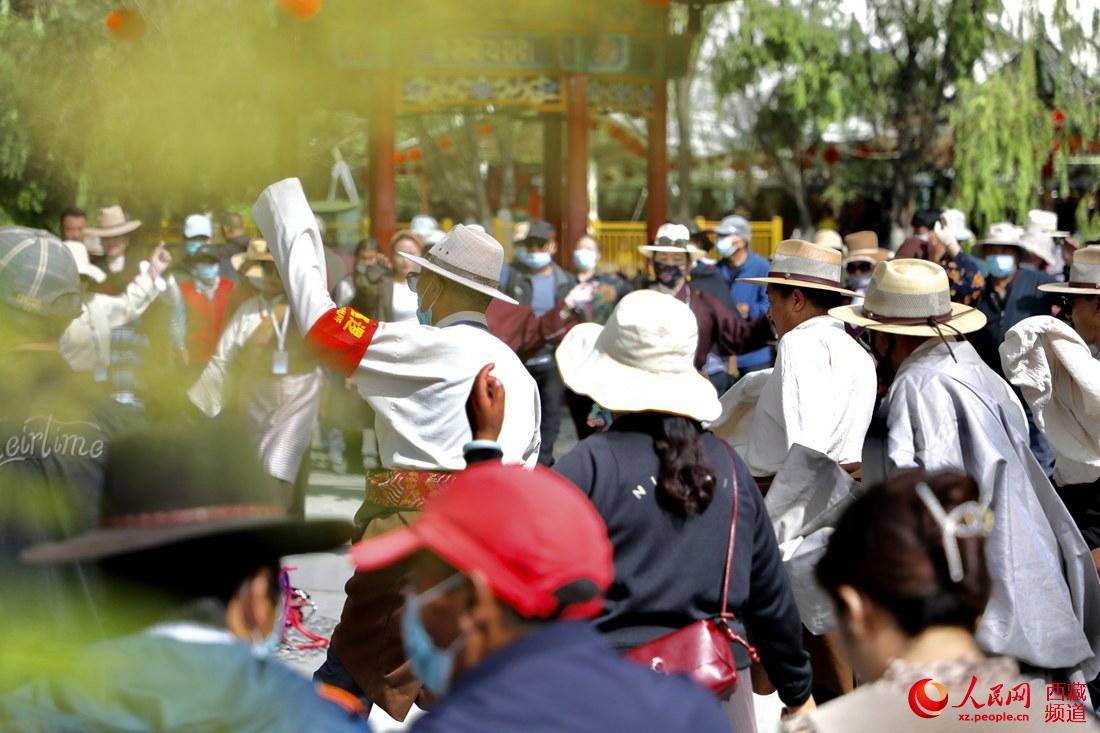 拉薩市民在宗角祿康公園跳鍋莊舞。人民網(wǎng) 次仁羅布攝