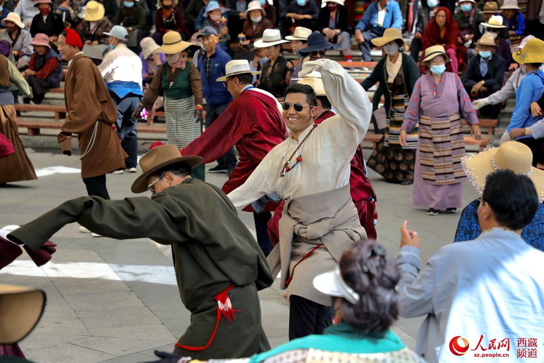 拉薩市民在宗角祿康公園跳鍋莊舞。人民網(wǎng) 次仁羅布攝