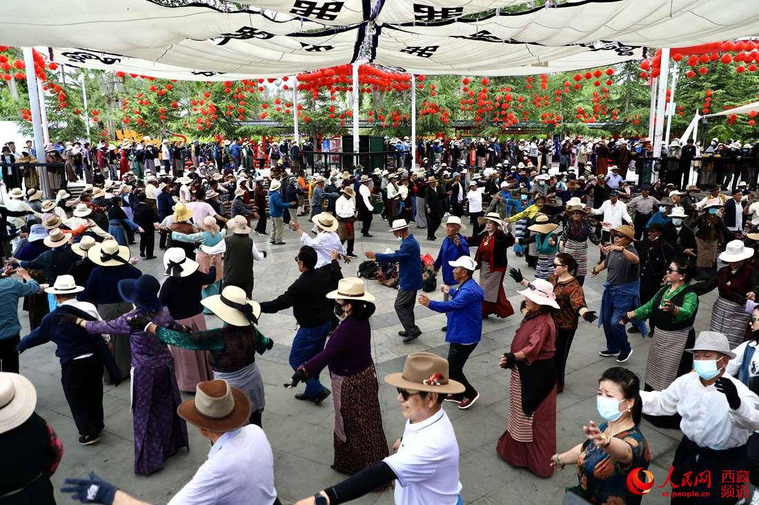 拉薩市民在宗角祿康公園跳鍋莊舞。人民網(wǎng) 次仁羅布攝