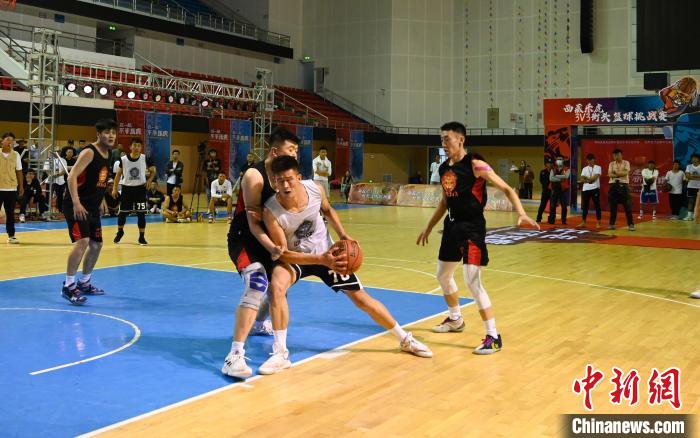 圖為西藏美康隊(白色球衣)對決雪域兄弟隊?！≮w朗 攝