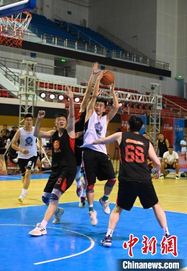 圖為西藏美康隊(duì)(白色球衣)對(duì)決雪域兄弟隊(duì)。　趙朗 攝