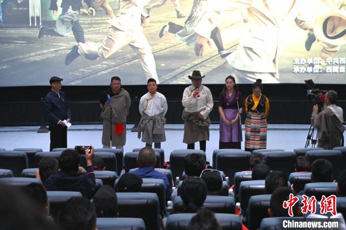 圖為主創(chuàng)人員分享譯制過程。　趙朗 攝