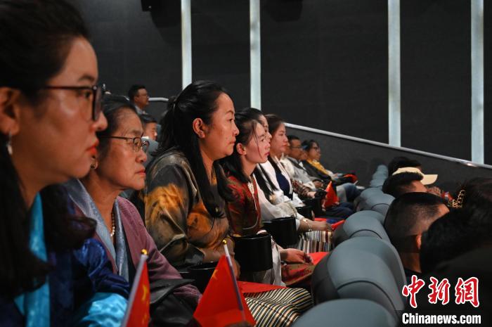 圖為觀眾觀看影片?！≮w朗 攝