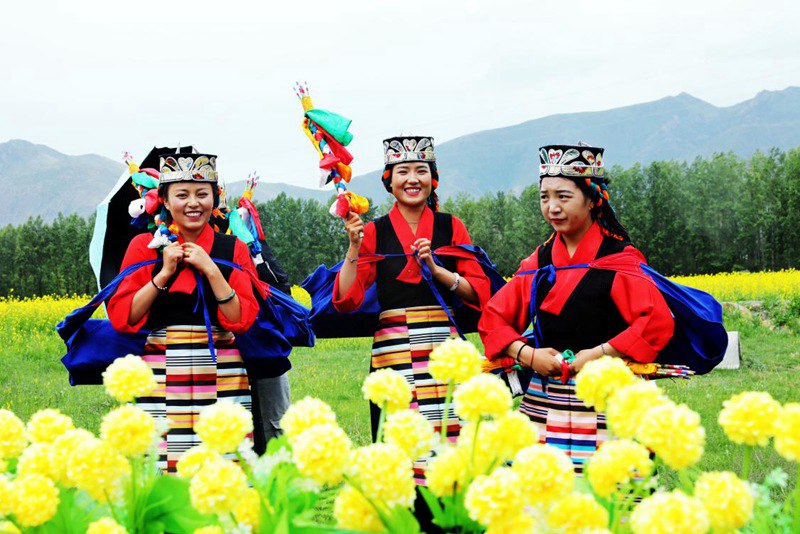 笑靨如花的群眾。洛?？酥閿z