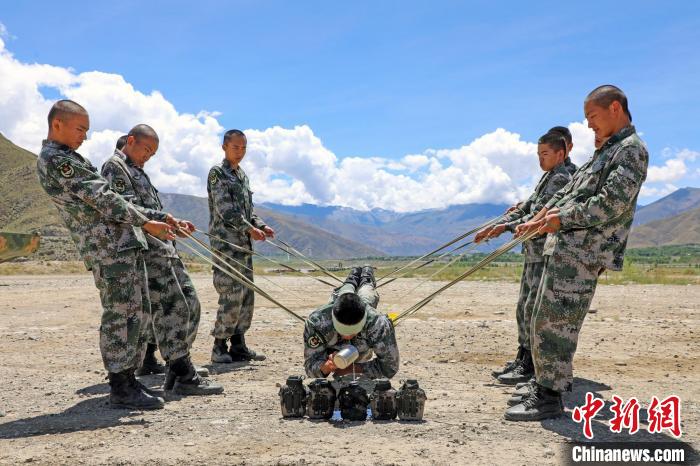 圖為荊棘排雷訓(xùn)練?！⊥踔緜?攝