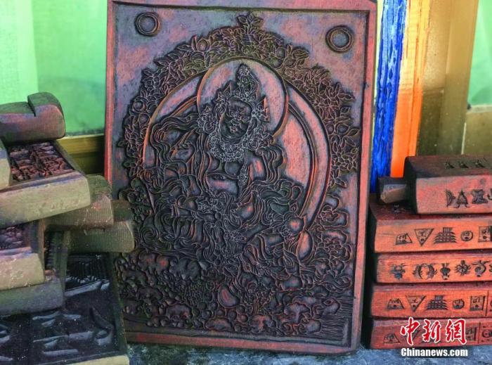 圖為普松雕刻技藝傳承人嘎瑪曲扎創(chuàng)作的雕刻作品。 <a target='_blank' ><p  align=