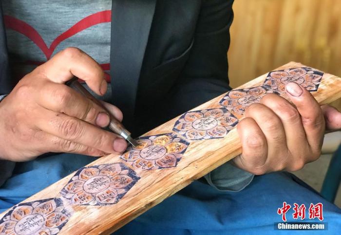 圖為7月14日，普松雕刻技藝傳承人嘎瑪曲扎正在家中進(jìn)行創(chuàng)作。 <a target='_blank' ><p  align=