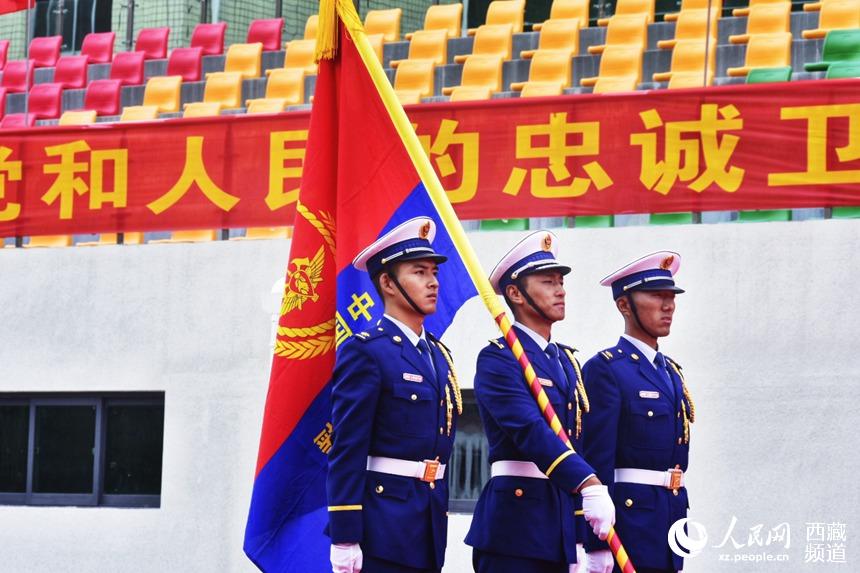 迎國家綜合性消防救援隊(duì)伍隊(duì)旗。人民網(wǎng) 李海霞 攝