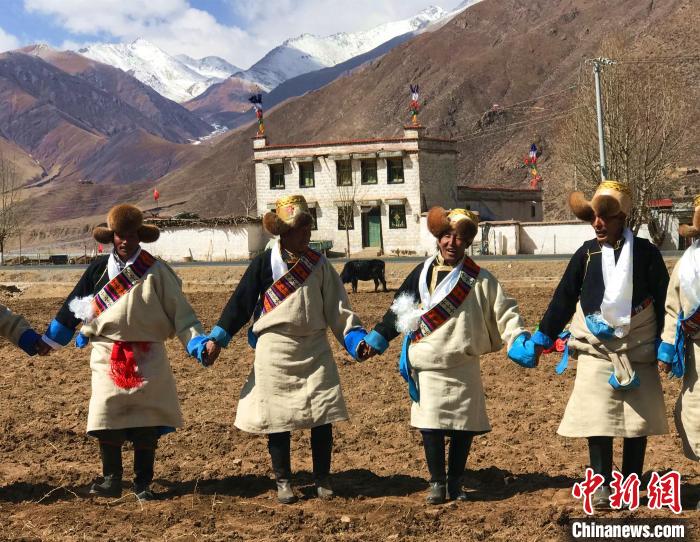 2021年3月，拉薩市德慶村村民在春耕儀式上表演傳統(tǒng)歌舞。　冉文娟 攝
