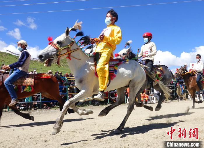 圖為打隆物交會(huì)期間舉辦的賽馬活動(dòng)。　冉文娟 攝