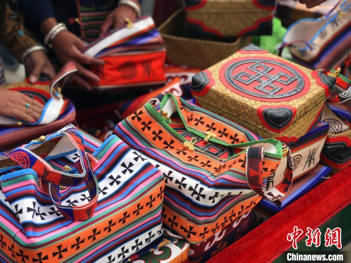 圖為打隆物交會(huì)上售賣的民族手工藝品?！∪轿木?攝