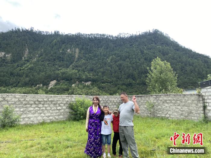 周勁名一家。彭寧鈴 攝