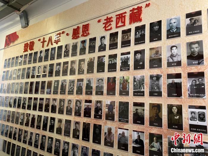 紅樓內(nèi)的展示墻。彭寧鈴 攝