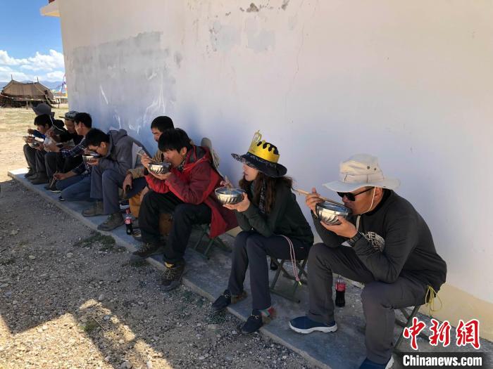 科考隊員在高原湖泊岸邊進餐?！?lt;a target='_blank' ><p  align=