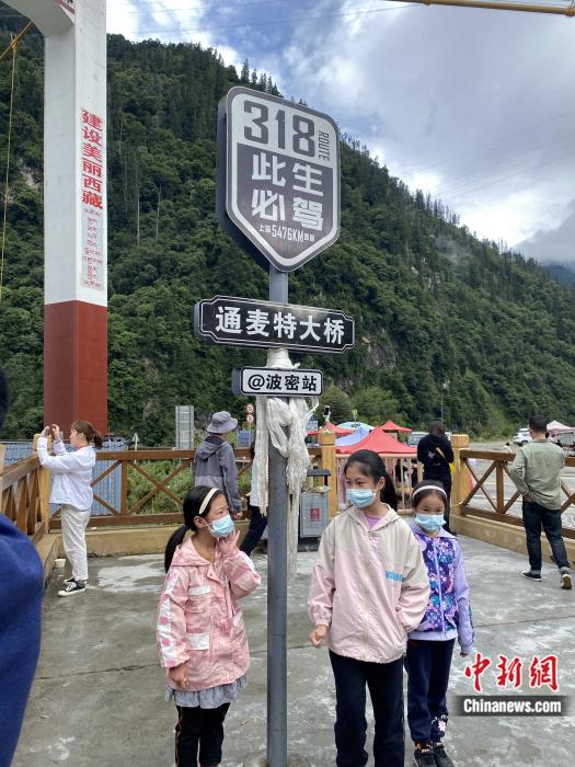 游人在通麥特大橋拍照打卡。彭寧鈴 攝