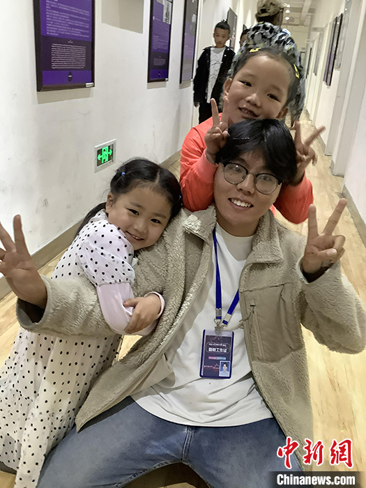 “Z世代”旦真旺加認為，拉薩是一座開放與包容的城市，記憶中的拉薩是彩色的。2021年，旦真旺加從浙江大學(xué)漢語言文學(xué)專業(yè)畢業(yè)后，他選擇回到拉薩，成為一名漢語文實習(xí)助教。圖為8月4日，旦真旺加在課間陪學(xué)生玩耍。 <a target='_blank' ><p  align=