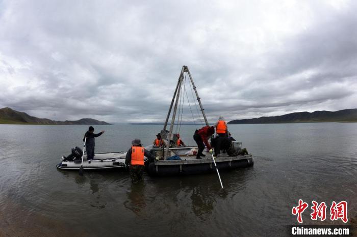 科考隊(duì)員向巴木錯(cuò)湖心進(jìn)發(fā)?！?lt;a target='_blank' ><p  align=