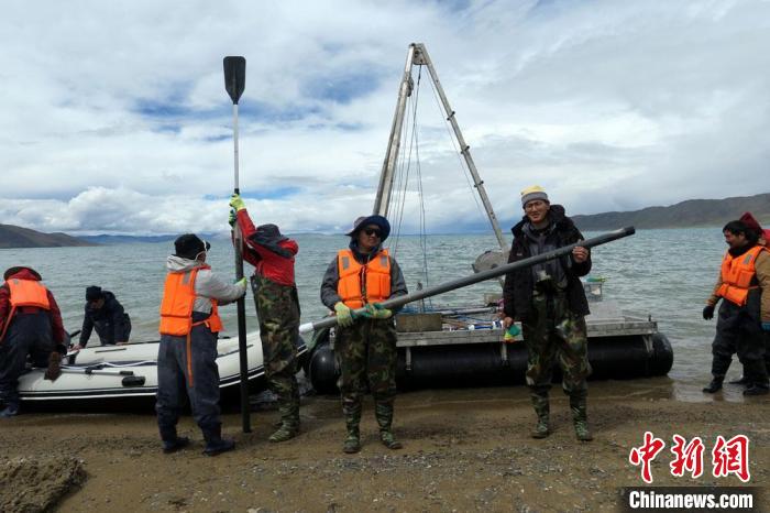科考隊(duì)員從巴木錯(cuò)采樣歸來(lái)?！?lt;a target='_blank' ><p  align=