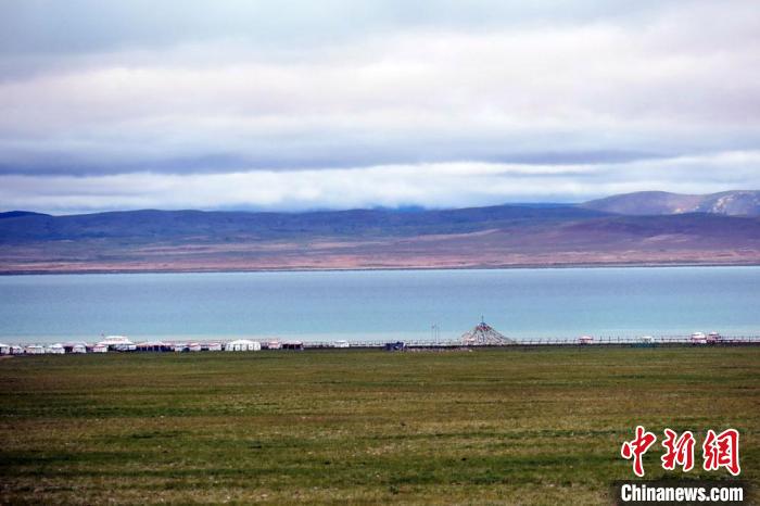 西藏安多縣茲格塘錯岸邊帳篷林立，旅游業(yè)發(fā)展勢頭良好?！?lt;a target='_blank' ></p><p  align=