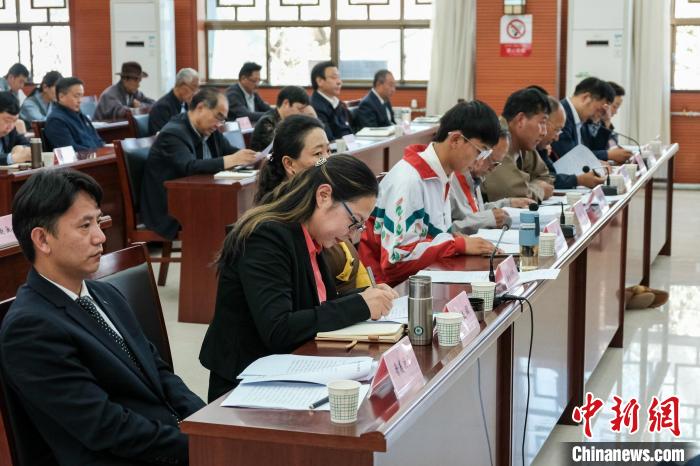 圖為8月10日座談會現(xiàn)場，左一為歸國定居藏胞晉美次旦?！〗w波 攝