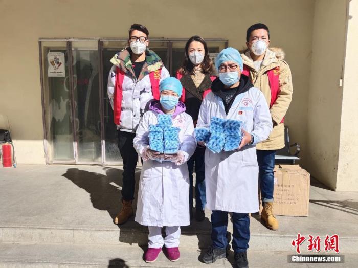 圖后排中間為萍措。(資料圖片) <a target='_blank' ><p  align=