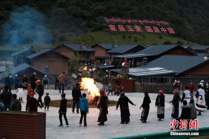 圖為8月5日，玉麥鄉(xiāng)民眾在鄉(xiāng)里跳鍋莊舞，從前的“三人鄉(xiāng)”熱鬧起來(lái)了。 <a target='_blank' ></p><p  align=