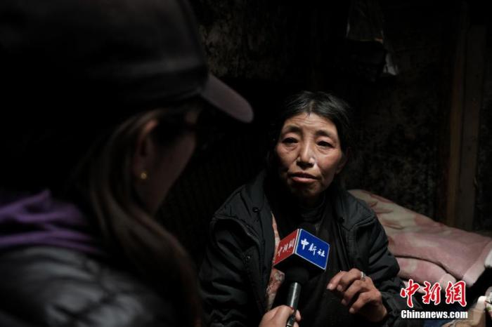 圖為8月6日，卓嘎在牧場(chǎng)小屋內(nèi)接受<a target='_blank' ></p><p  align=