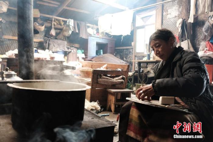 圖為8月6日，60歲的卓嘎在玉麥鄉(xiāng)牧場(chǎng)放牧點(diǎn)制作奶渣。 <a target='_blank' ></p><p  align=