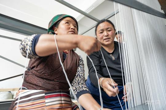 【走進(jìn)鄉(xiāng)村看小康】西藏塔巴村:村美陶美人更美