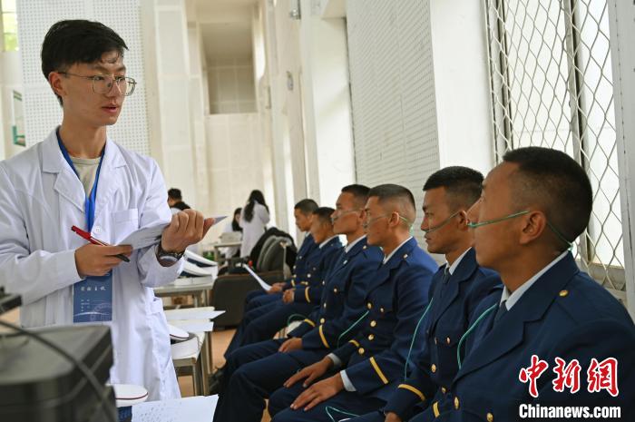 圖為研究團隊成員登記消防員信息。　趙朗 攝