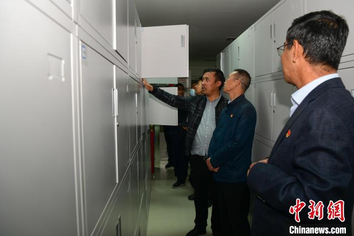 圖為參加西藏三大重點文物保護維修工程檔案移交進館儀式人員參觀拉薩市檔案館。　貢嘎來松 攝