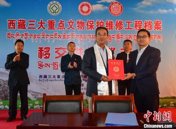 圖為西藏三大重點文物保護維修工程檔案移交進館儀式現(xiàn)場?！∝暩聛硭?攝