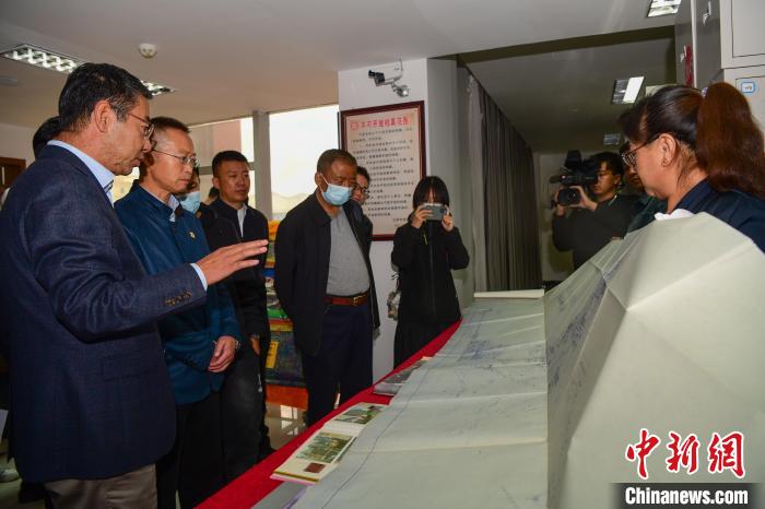 圖為參加西藏三大重點文物保護維修工程檔案移交進館儀式人員參觀布達拉宮手繪圖紙?！∝暩聛硭?攝