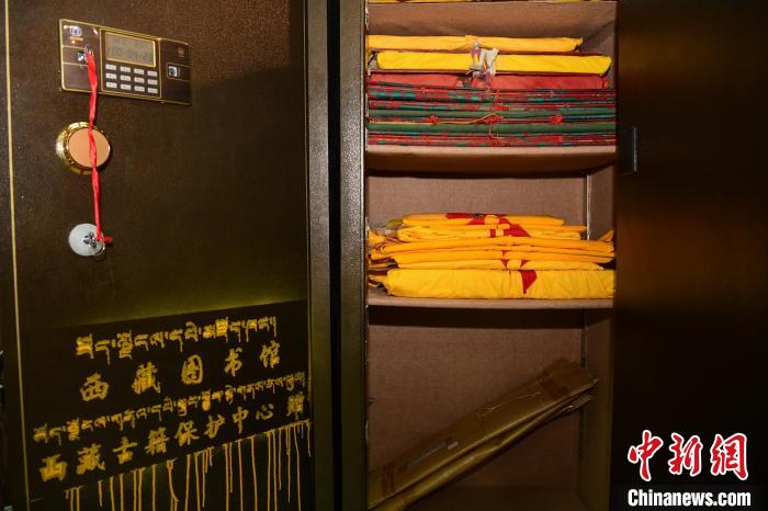 圖為拉薩市檔案館里收藏的藏文古籍?！∝暩聛硭?攝