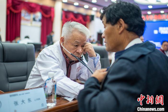 圖為專家團(tuán)隊(duì)在日喀則市開展義診活動(dòng)?！〉┰雠?攝