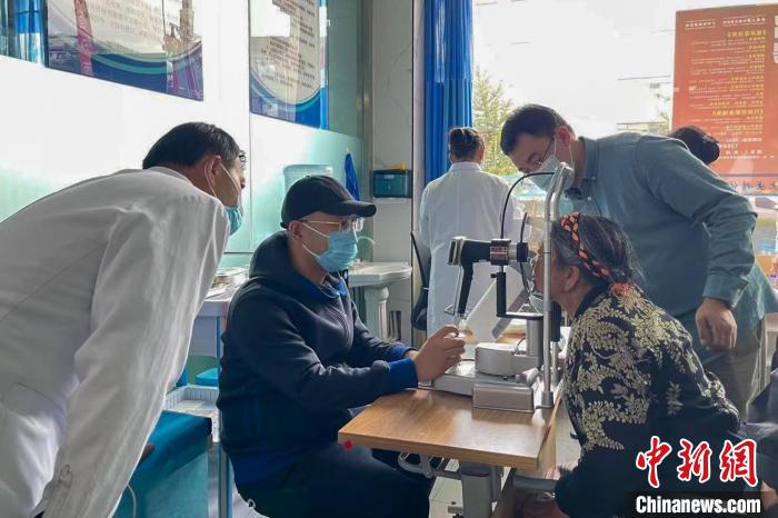 圖為9月10日，專家在日喀則藏康醫(yī)院開展義診活動?！×貉喷?攝