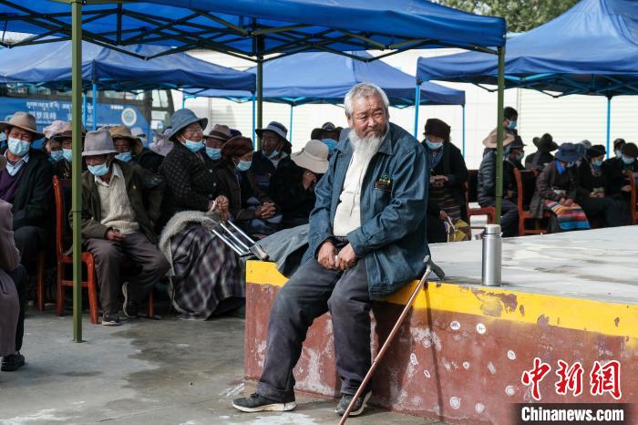 圖為日喀則桑珠孜區(qū)東嘎鄉(xiāng)農(nóng)牧民在義診室外等待?！〗w波 攝
