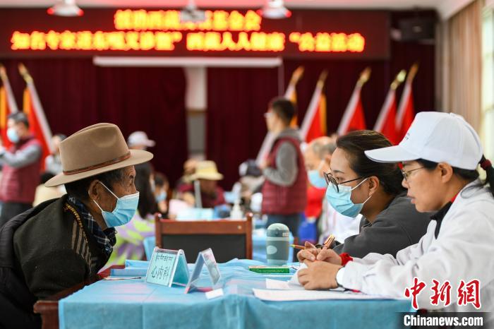 圖為9月11日，西藏日喀則桑珠孜區(qū)東嘎鄉(xiāng)義診現(xiàn)場?！〗w波 攝